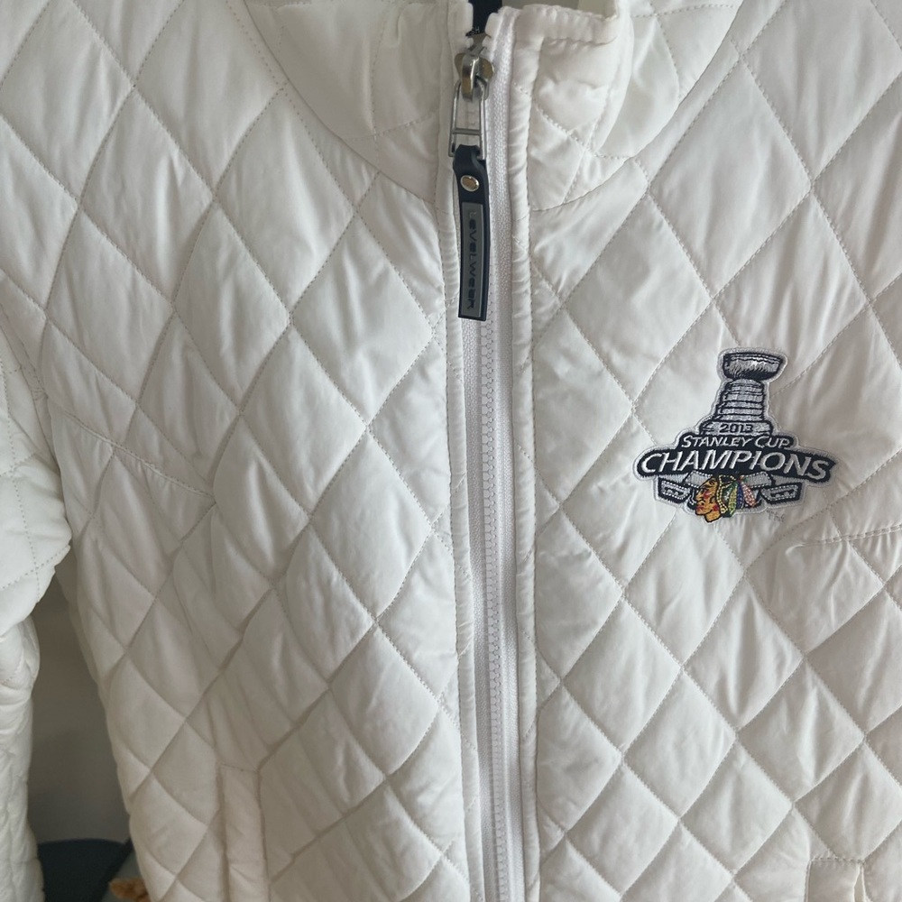 Hockey STANLEY CUP Winners White puffy
Chicago Blackhawks jacket Collective wear